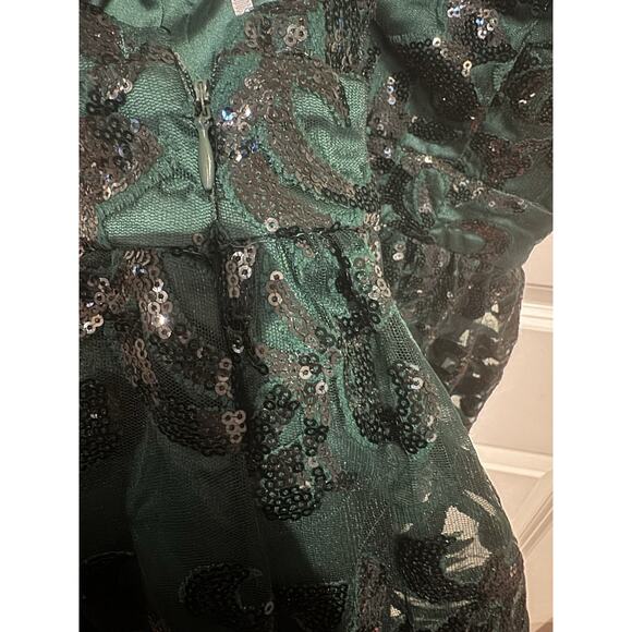 Lulu’s NWT emerald green sequence mini party dress - Picture 4 of 10
